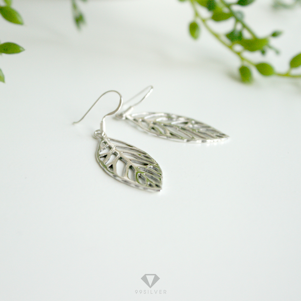 ต่างหูใบไม้ ผิวเรียบเจาะโปร่งทำเป็นลายใบไม้สวยงาม ต่างหูเป็นทรงห้อย