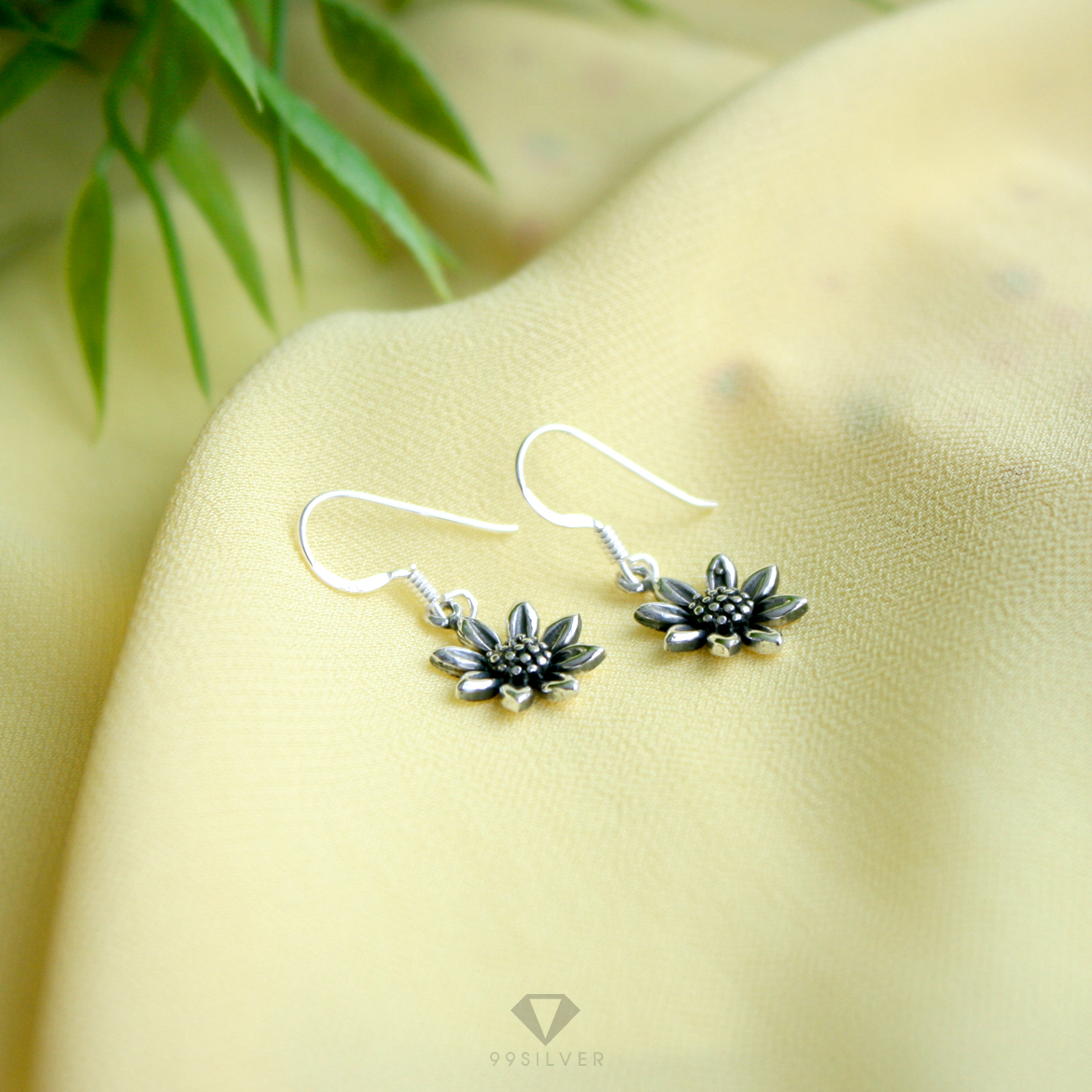 ต่างหูดอกทานตะวัน เป็นลายรมดำผิวเงา ต่างหูทรงห้อยสวยงาม