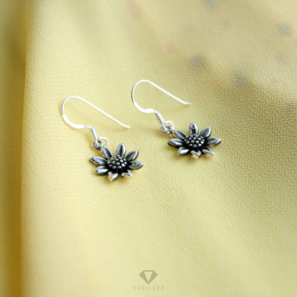 ต่างหูดอกทานตะวัน เป็นลายรมดำผิวเงา ต่างหูทรงห้อยสวยงาม