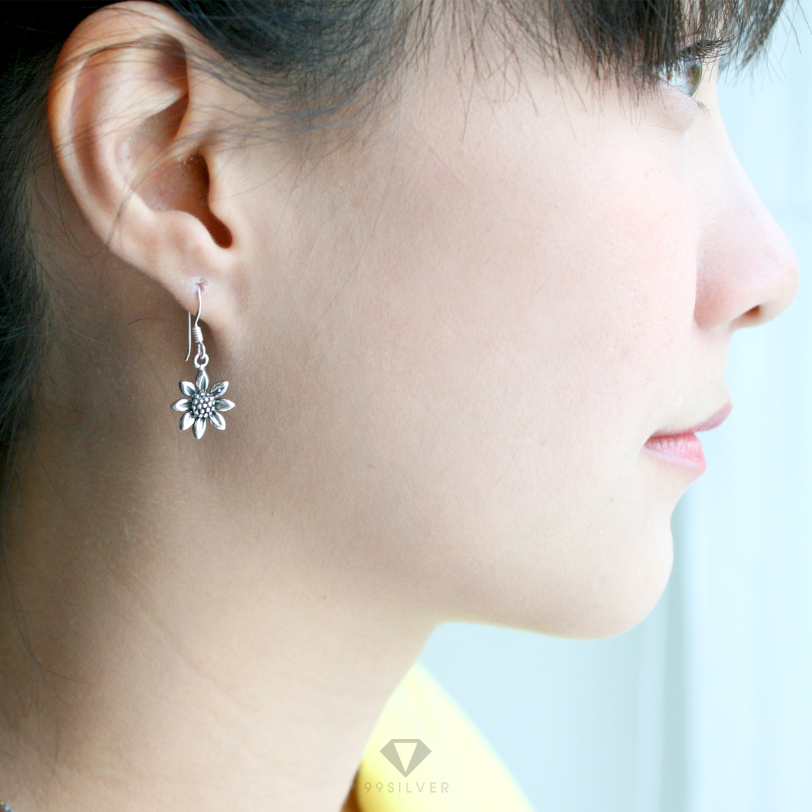 ต่างหูดอกทานตะวัน เป็นลายรมดำผิวเงา ต่างหูทรงห้อยสวยงาม