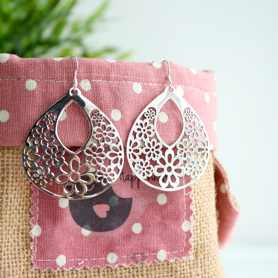 ต่างหูเจาะลายดอกไม้ ทรงแบนใหญ่ ผิวเงาเรียบ ก้านแบบห้อย