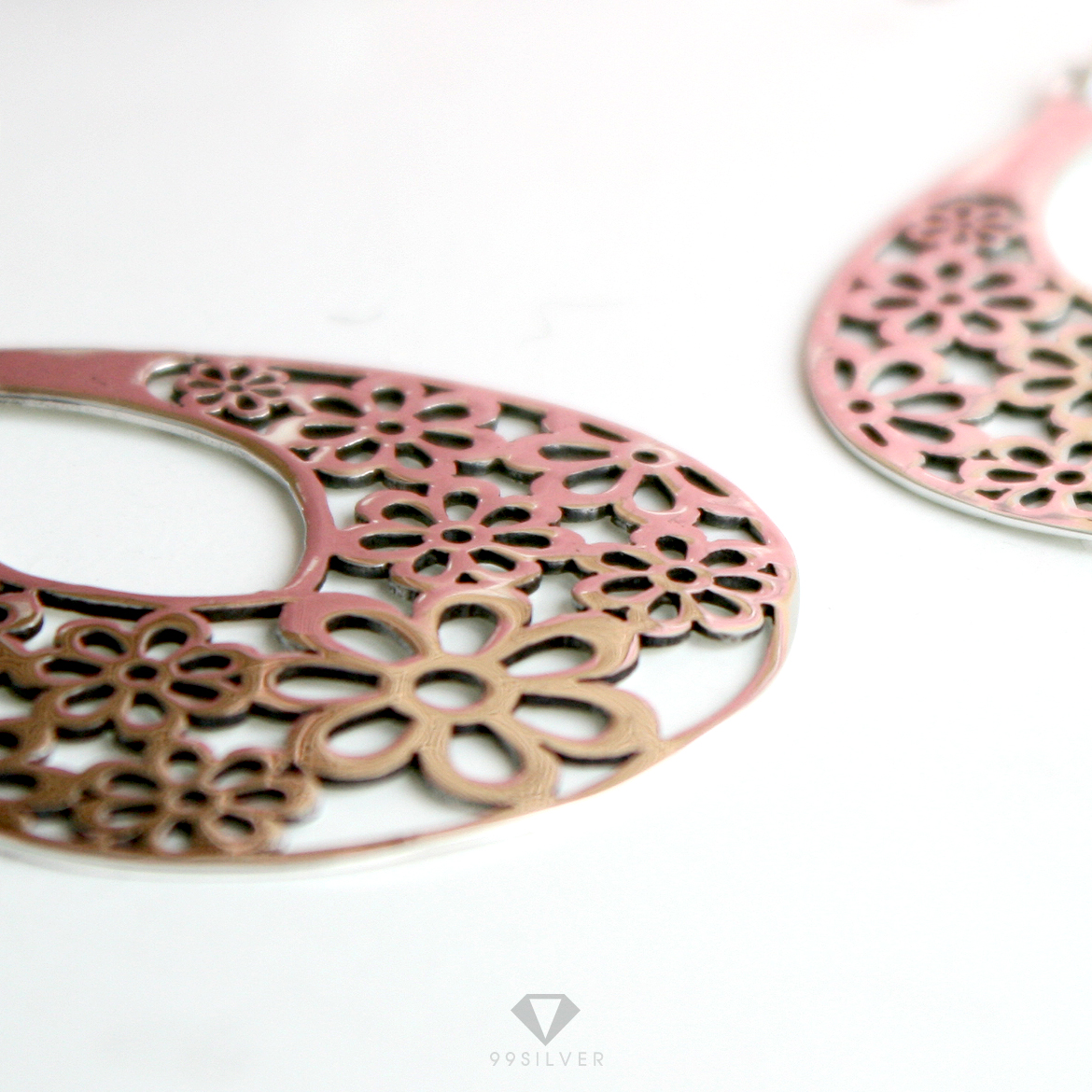 ต่างหูเจาะลายดอกไม้ ทรงแบนใหญ่ ผิวเงาเรียบ ก้านแบบห้อย