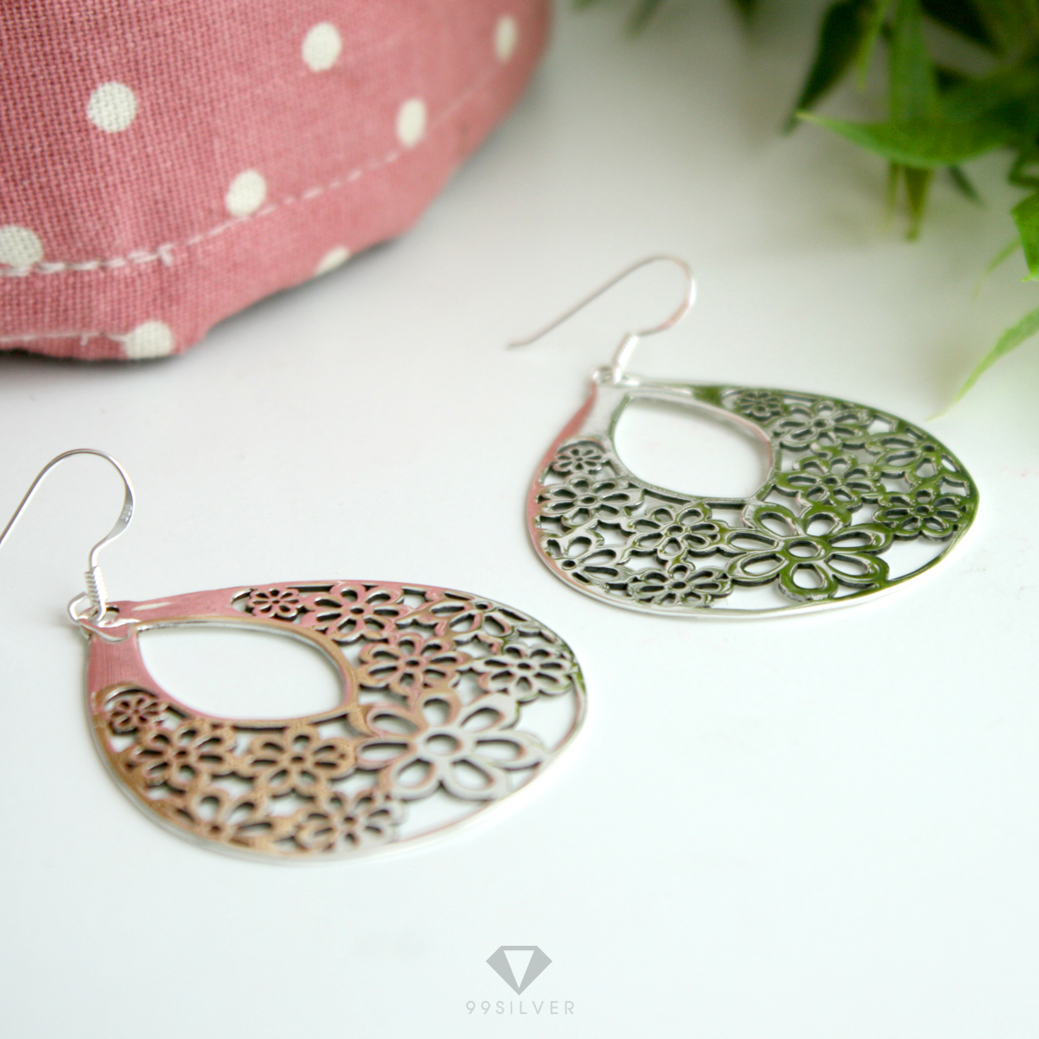 ต่างหูเจาะลายดอกไม้ ทรงแบนใหญ่ ผิวเงาเรียบ ก้านแบบห้อย