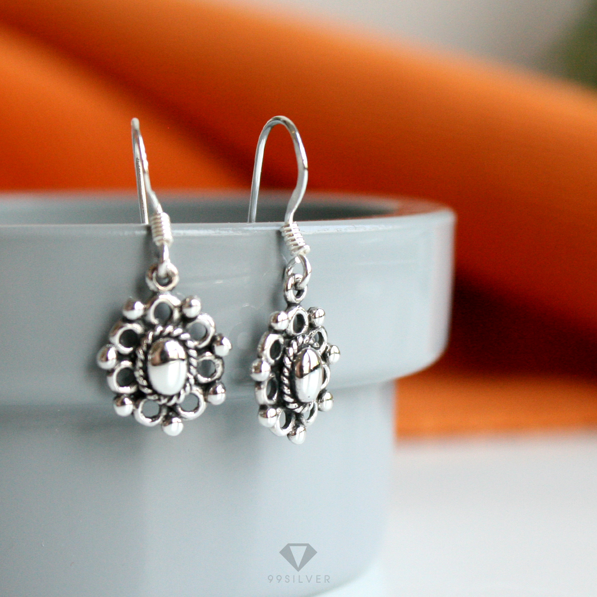 ต่างหูประดับทรงกลมขัดเงาเจาะลายโปร่งข้างลงยาดำ ทรงต่างหูแบบห้อย 