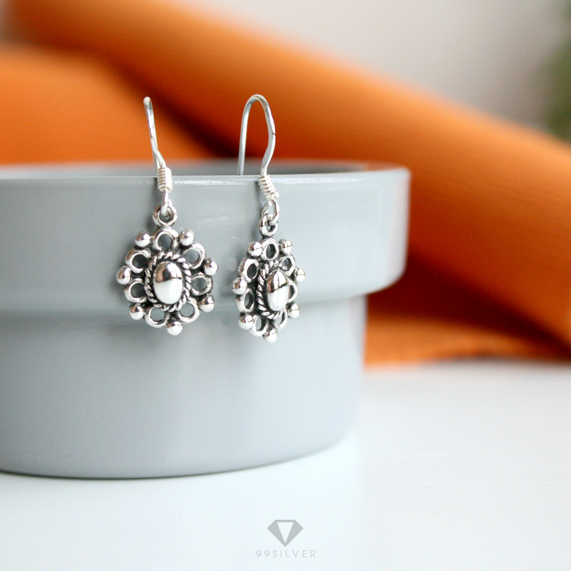 ต่างหูประดับทรงกลมขัดเงาเจาะลายโปร่งข้างลงยาดำ ทรงต่างหูแบบห้อย 