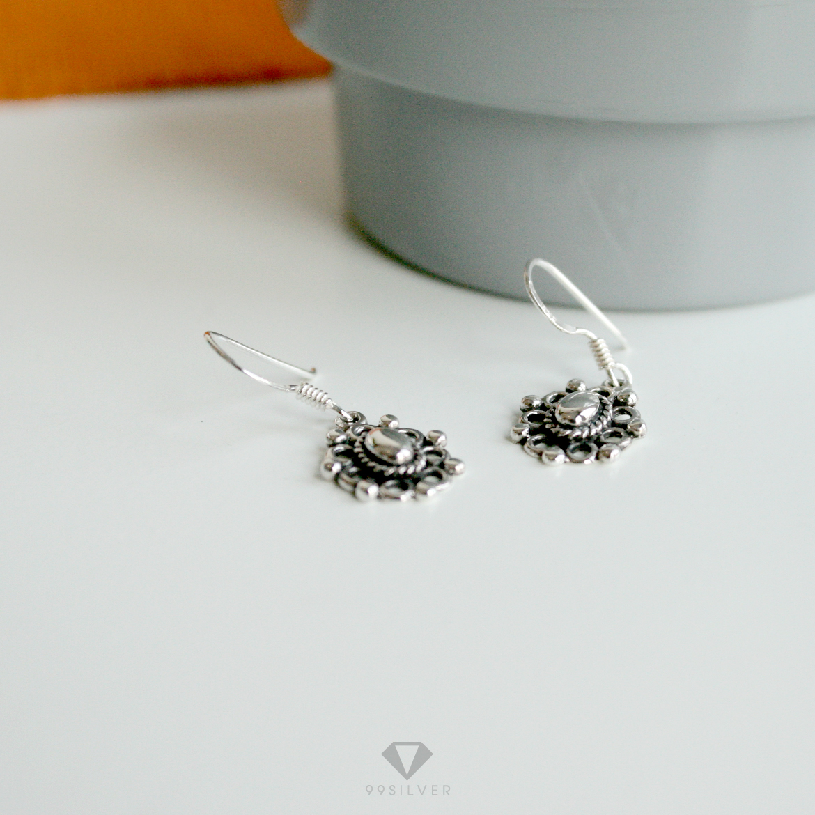 ต่างหูประดับทรงกลมขัดเงาเจาะลายโปร่งข้างลงยาดำ ทรงต่างหูแบบห้อย 