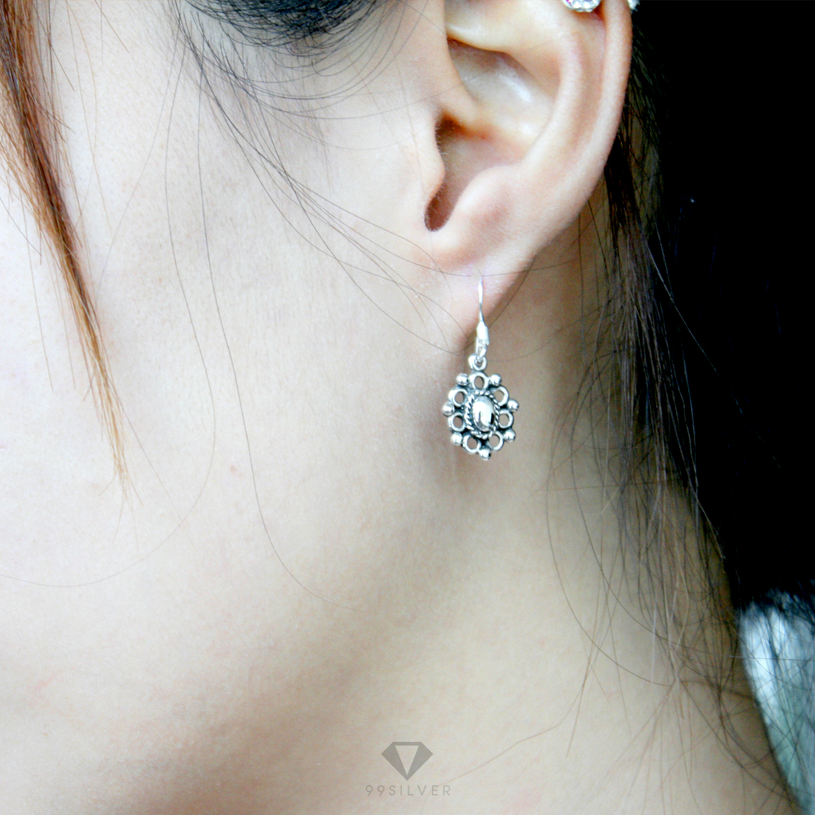 ต่างหูประดับทรงกลมขัดเงาเจาะลายโปร่งข้างลงยาดำ ทรงต่างหูแบบห้อย 