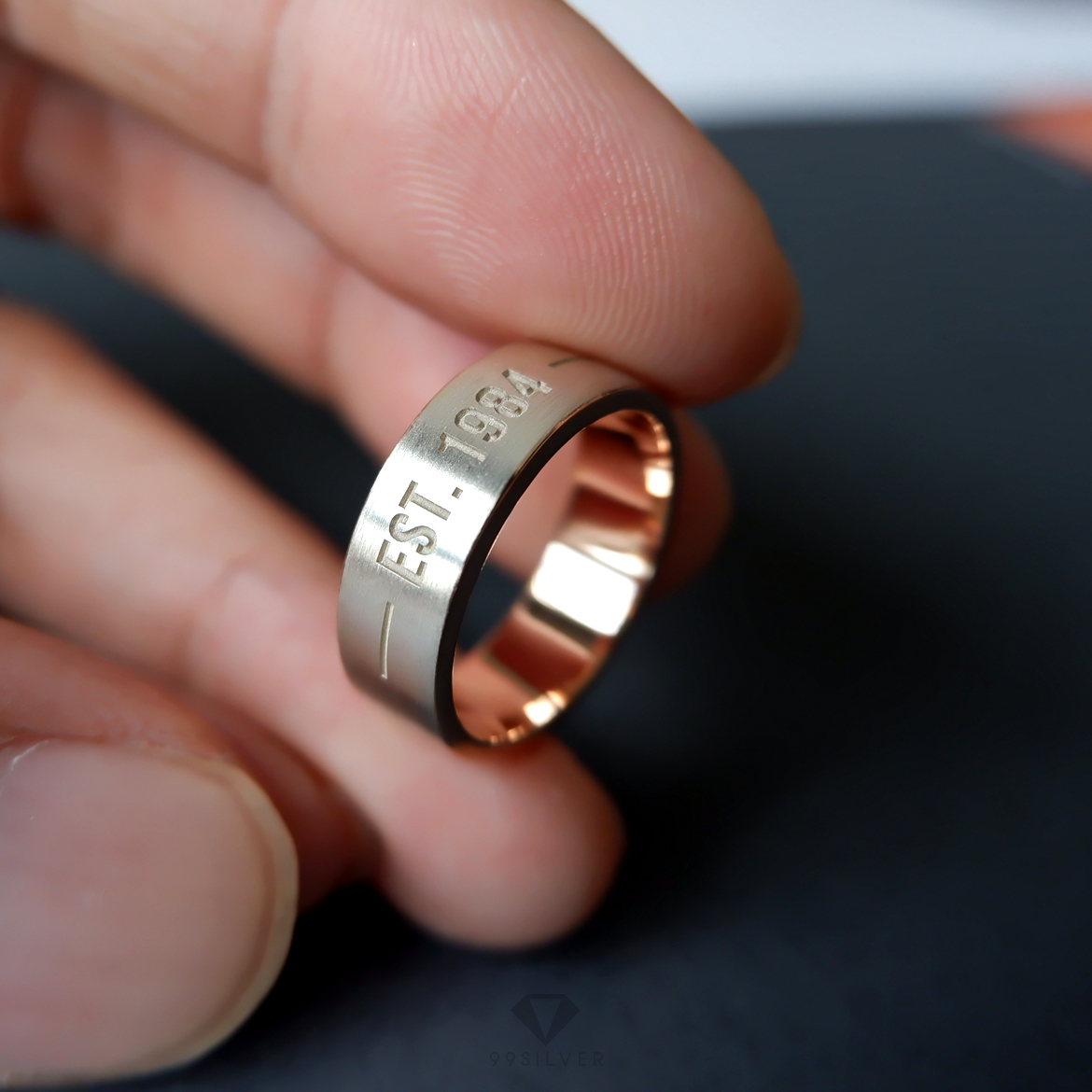 แหวน Silver Cooper เคลือบขอบแหวนและด้านใน ด้านนอกผิวเงินแฮร์ไลน์ด้าน
