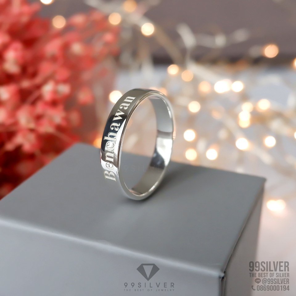  แหวนเงินแท้ หน้ากว้าง 4 มิลลิเมตร ผิวเรียบเงาทรงแบน สลักอักษรสีขาวพ่นทราย