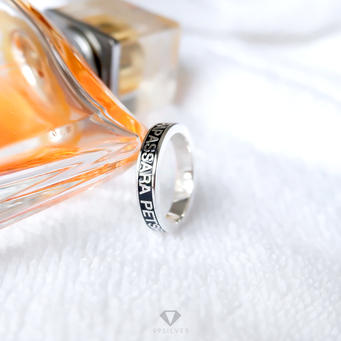 แหวนอักษร 2D แบบนูนต่ำ พื้นหลังของอักษรเจาะลึกลงไป เพื่อดึงให้อักษรเด่นขึ้น