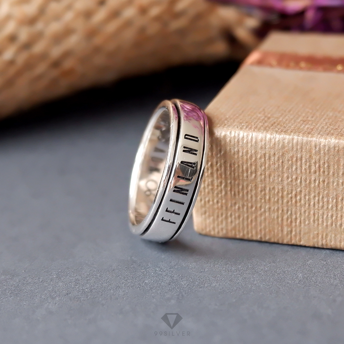 แหวนเงินแท้หมุนได้ หน้าเรียบ ตัวเรือนแยกเป็นสองชิ้น หมุนได้อิสระจากฐานแหวน