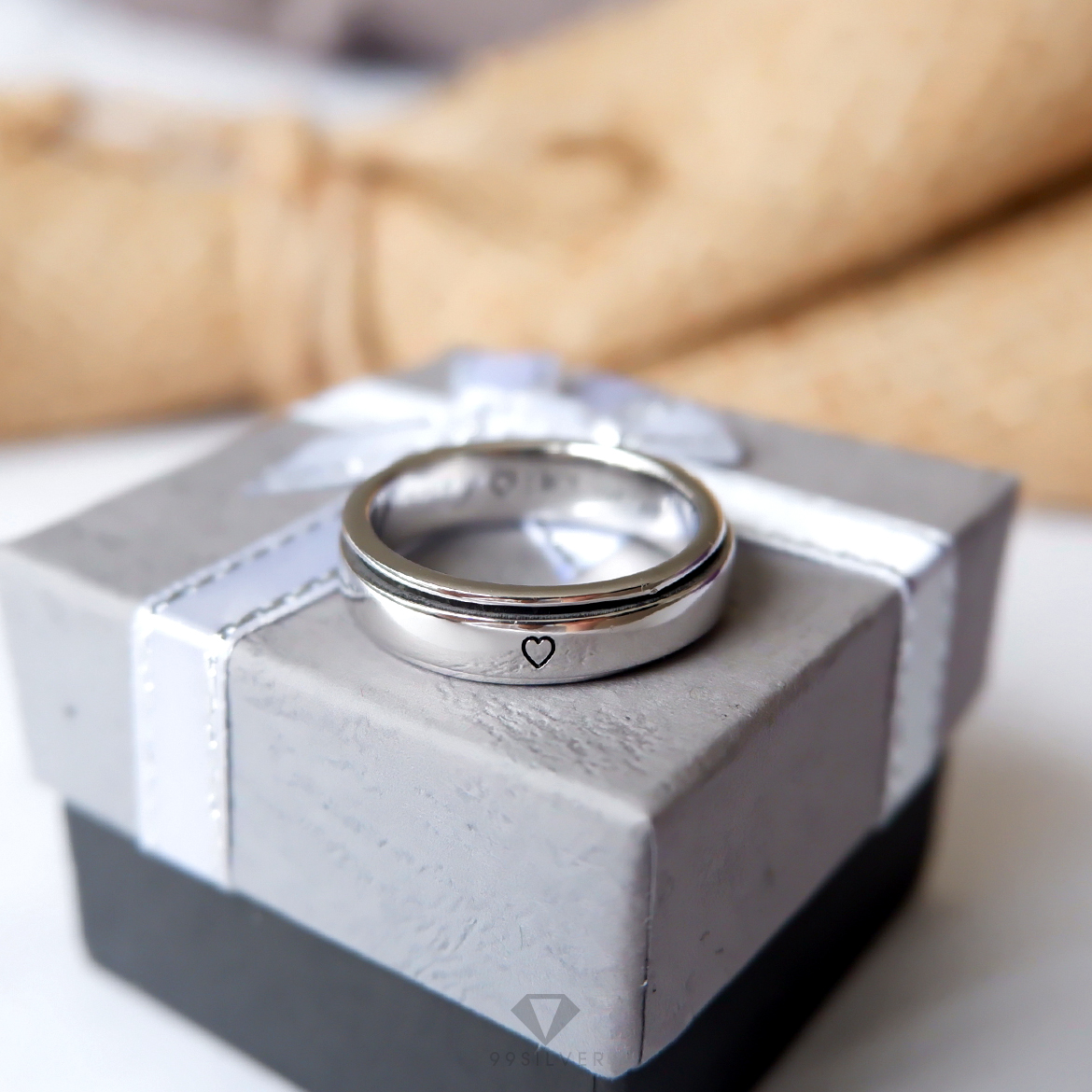 แหวนเงินแท้หมุนได้ หน้าเรียบ ตัวเรือนแยกเป็นสองชิ้น หมุนได้อิสระจากฐานแหวน