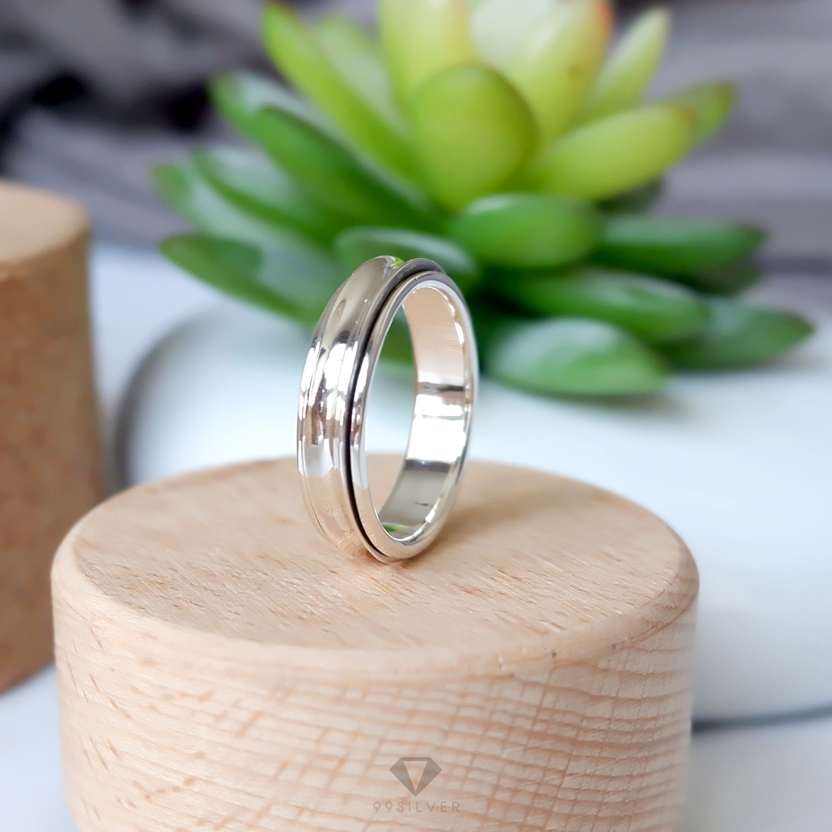 แหวนเงินหมุนได้ เทรงนี้เรียกว่าแหวนอานม้า ตัวเรือนแยกสองชิ้นหมุนได้อิสระ