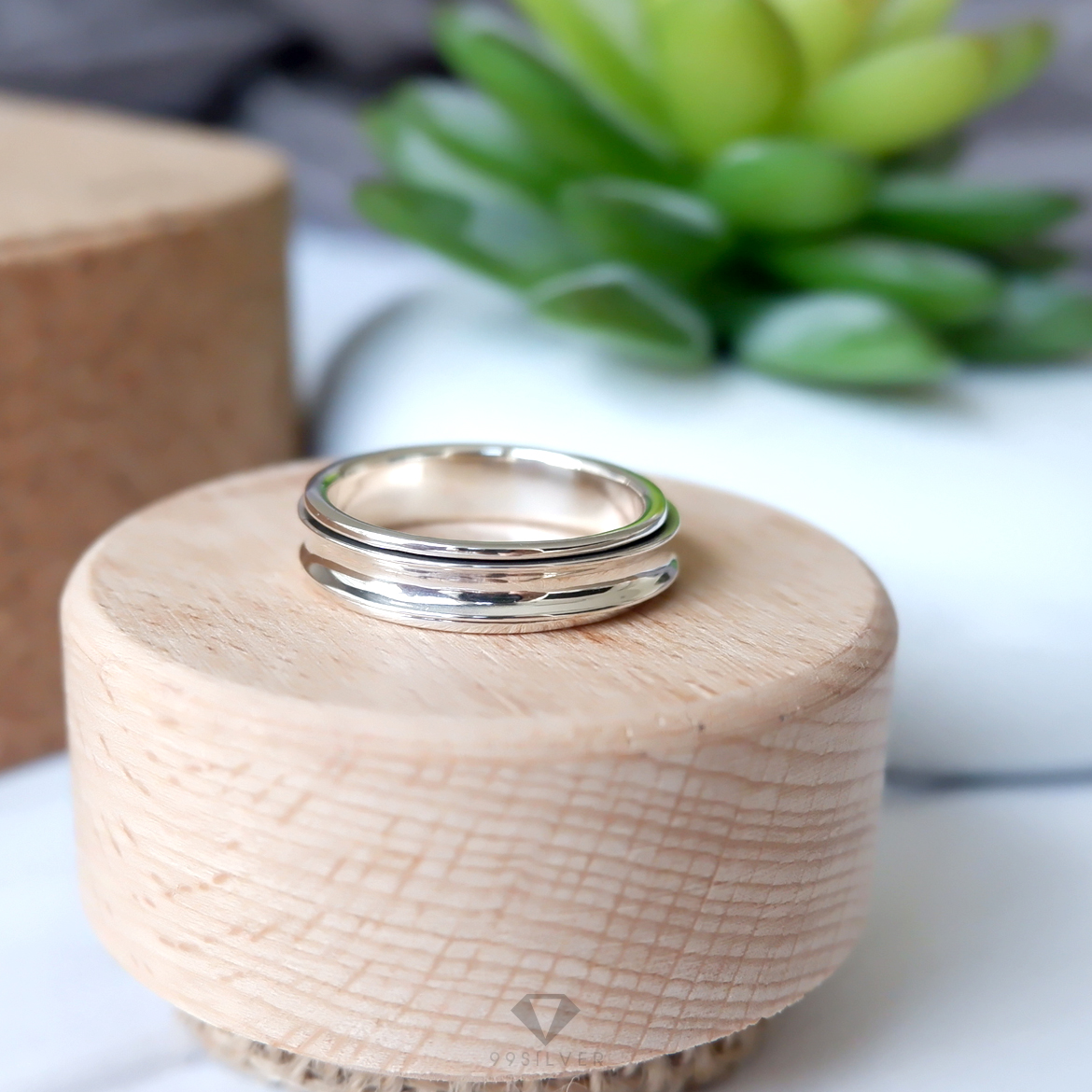 แหวนเงินหมุนได้ เทรงนี้เรียกว่าแหวนอานม้า ตัวเรือนแยกสองชิ้นหมุนได้อิสระ