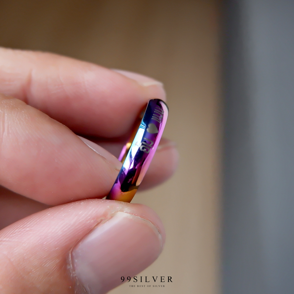 แหวนสแตนเลสไทเทเนี่ยมแท้ หน้ากว้าง 4 มิลลิเเมตร ผิวเงาโค้ง ไดร์ฟสีรุ้งไทเท