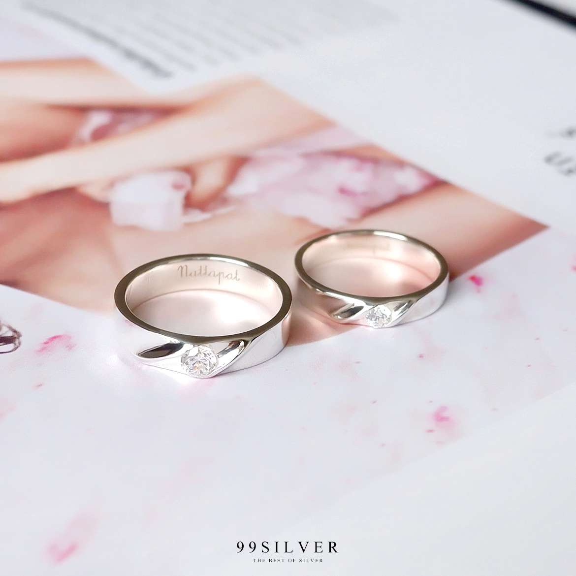 แหวนคู่รักตัวเรือนทะแยงประดับพลอยเม็ดกลม 3.5 และ 5 มิลลิเมตร สวยงาม