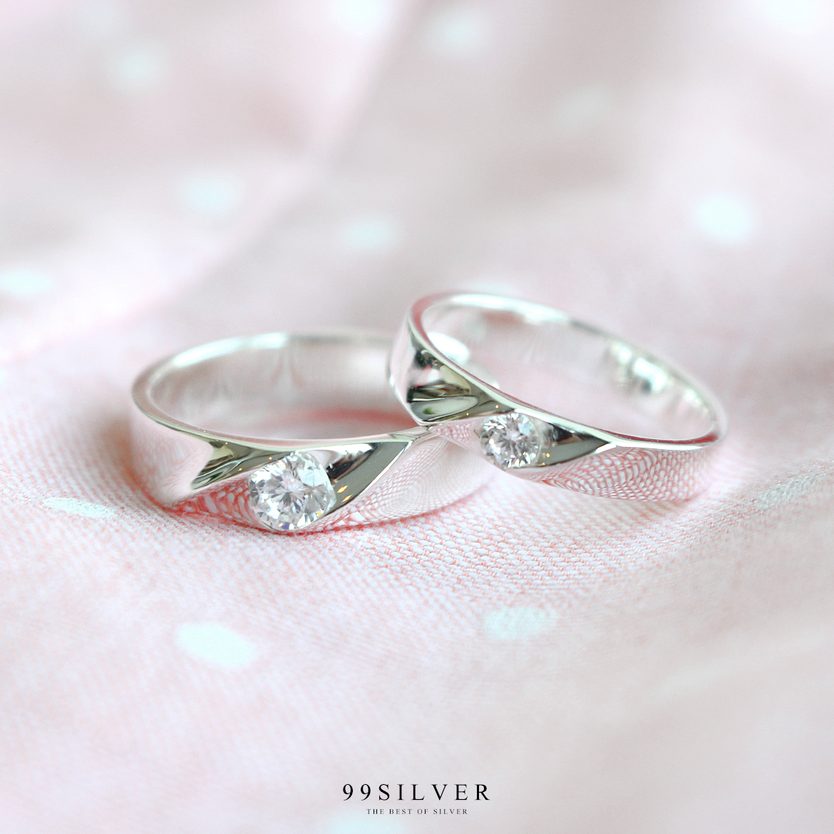 แหวนคู่รักตัวเรือนทะแยงประดับพลอยเม็ดกลม 3.5 และ 5 มิลลิเมตร สวยงาม