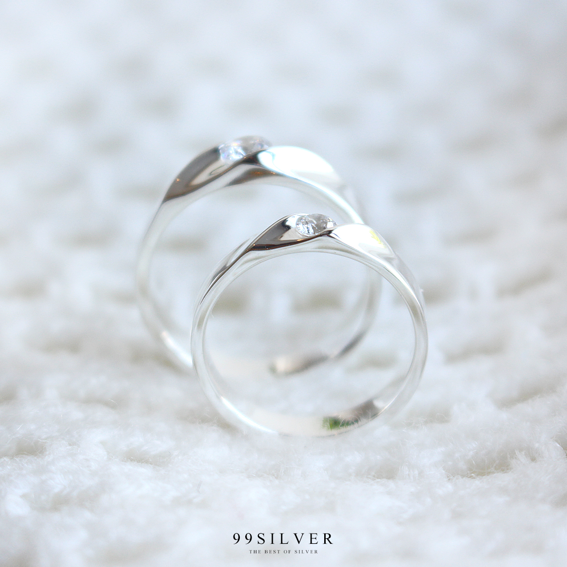 แหวนคู่รักตัวเรือนทะแยงประดับพลอยเม็ดกลม 3.5 และ 5 มิลลิเมตร สวยงาม