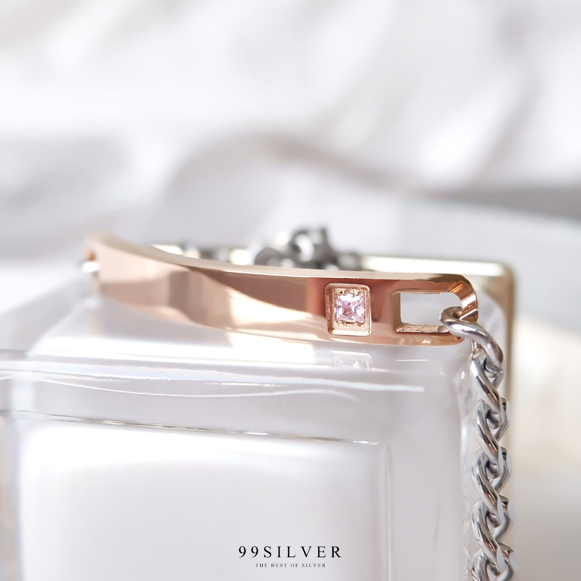 สร้อยข้อมือสแตนเลสสีพิงค์โกล ทรงหน้าเลสขนาด 7x35 มิลลิเมตร ฝังเพชรชมพู