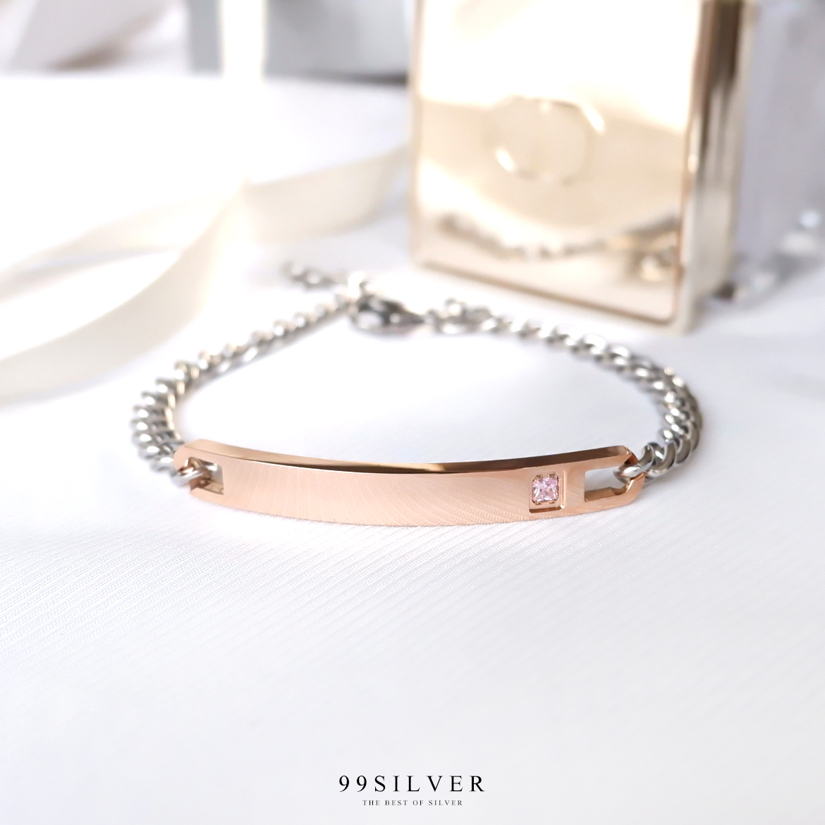 สร้อยข้อมือสแตนเลสสีพิงค์โกล ทรงหน้าเลสขนาด 7x35 มิลลิเมตร ฝังเพชรชมพู