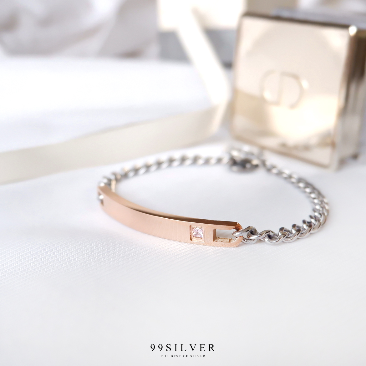 สร้อยข้อมือสแตนเลสสีพิงค์โกล ทรงหน้าเลสขนาด 7x35 มิลลิเมตร ฝังเพชรชมพู