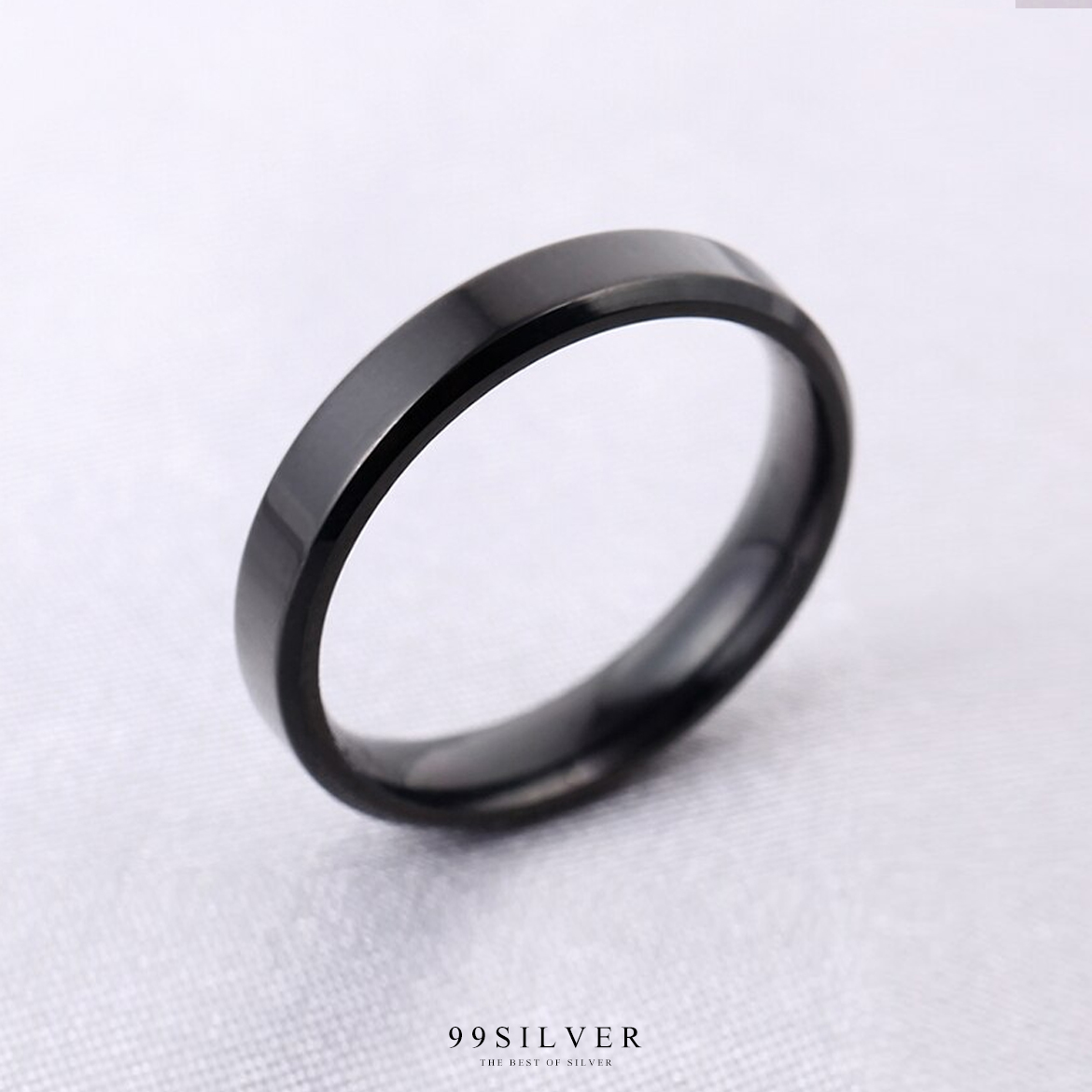 แหวนสแตนเลสแบล๊คไทเทเนี่ยมแท้หน้ากว้าง 4 มิล ขอบมุมตัดสวยงาม ตัวเรือนดำเงา
