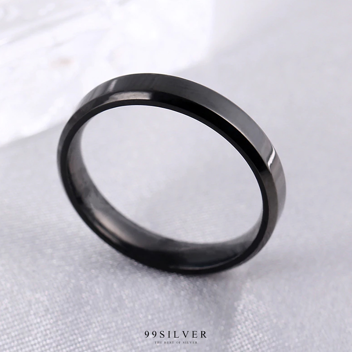 แหวนสแตนเลสแบล๊คไทเทเนี่ยมแท้หน้ากว้าง 4 มิล ขอบมุมตัดสวยงาม ตัวเรือนดำเงา