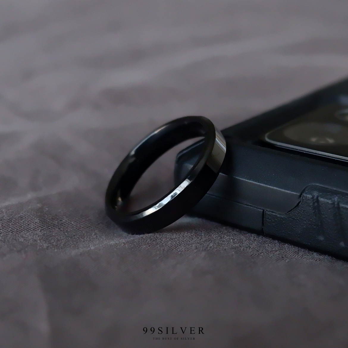 แหวนสแตนเลสแบล๊คไทเทเนี่ยมแท้หน้ากว้าง 4 มิล ขอบมุมตัดสวยงาม ตัวเรือนดำเงา