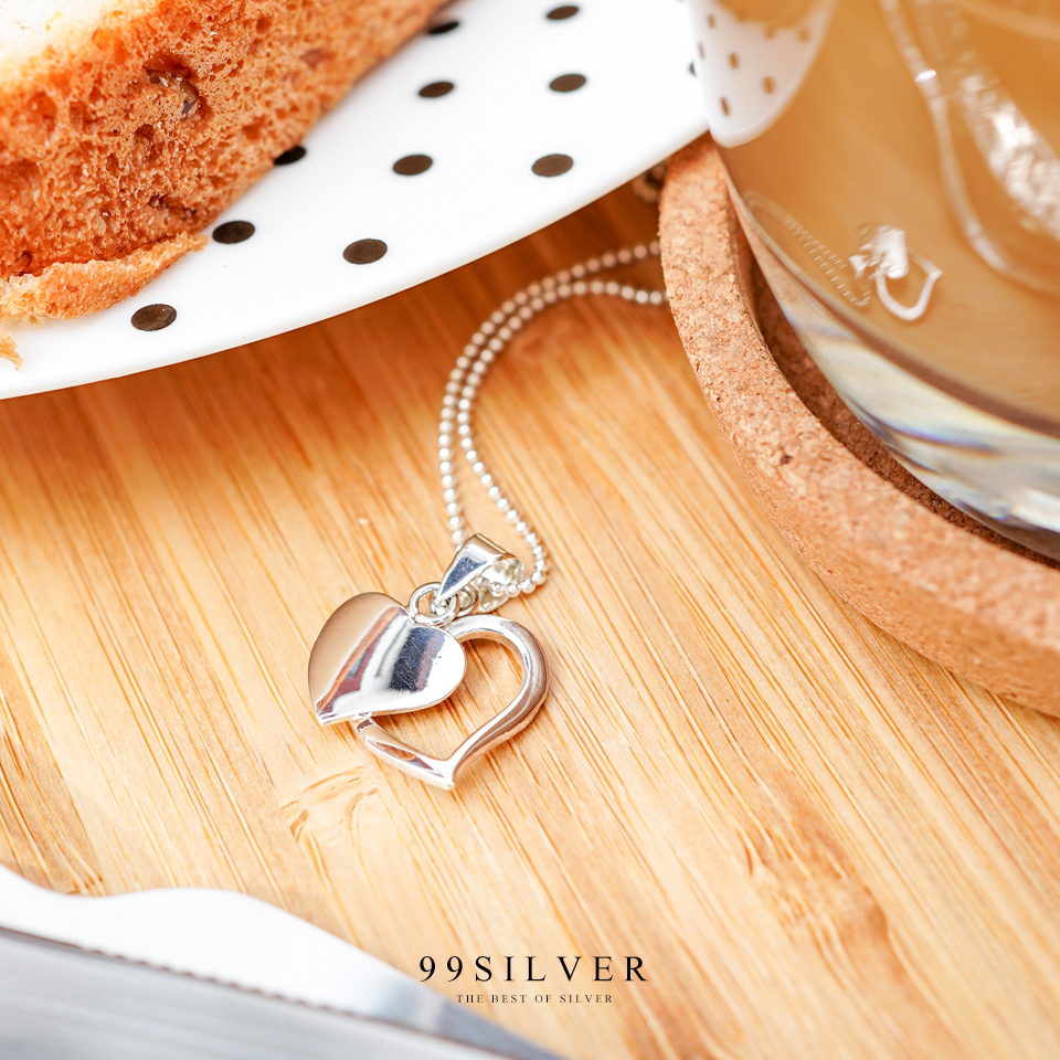 จี้หัวใจซ้อนกัน 2 ชิ้น ชิ้นหน้าเป็นแบบทึบ ชิ้นหลังแบบโปร่ง สามารถสลักชื่อได้