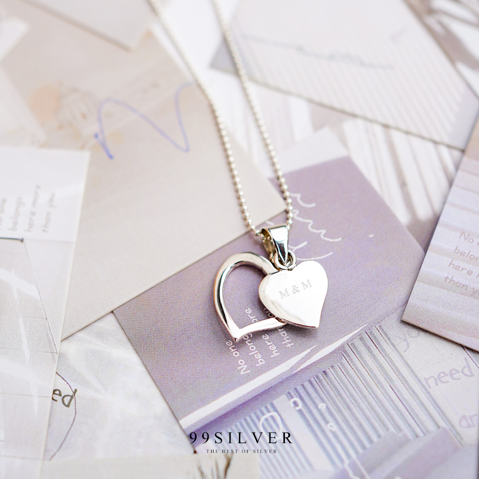 จี้หัวใจซ้อนกัน 2 ชิ้น ชิ้นหน้าเป็นแบบทึบ ชิ้นหลังแบบโปร่ง สามารถสลักชื่อได้
