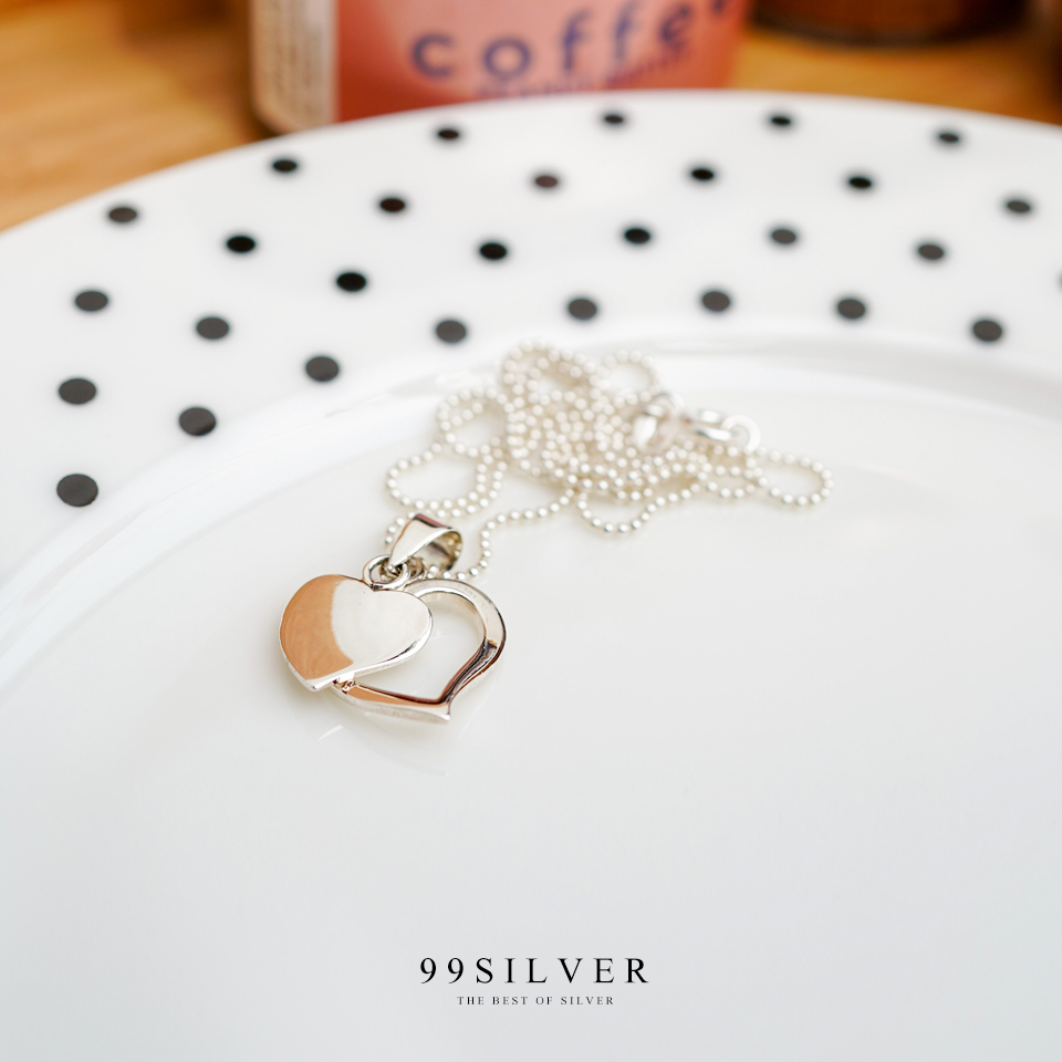 จี้หัวใจซ้อนกัน 2 ชิ้น ชิ้นหน้าเป็นแบบทึบ ชิ้นหลังแบบโปร่ง สามารถสลักชื่อได้