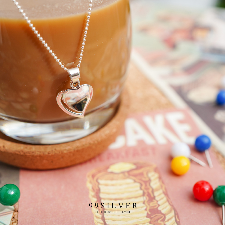 จี้หัวใจซ้อนกัน 2 ชิ้น ชิ้นหน้าเป็นแบบทึบ ชิ้นหลังแบบโปร่ง สามารถสลักชื่อได้