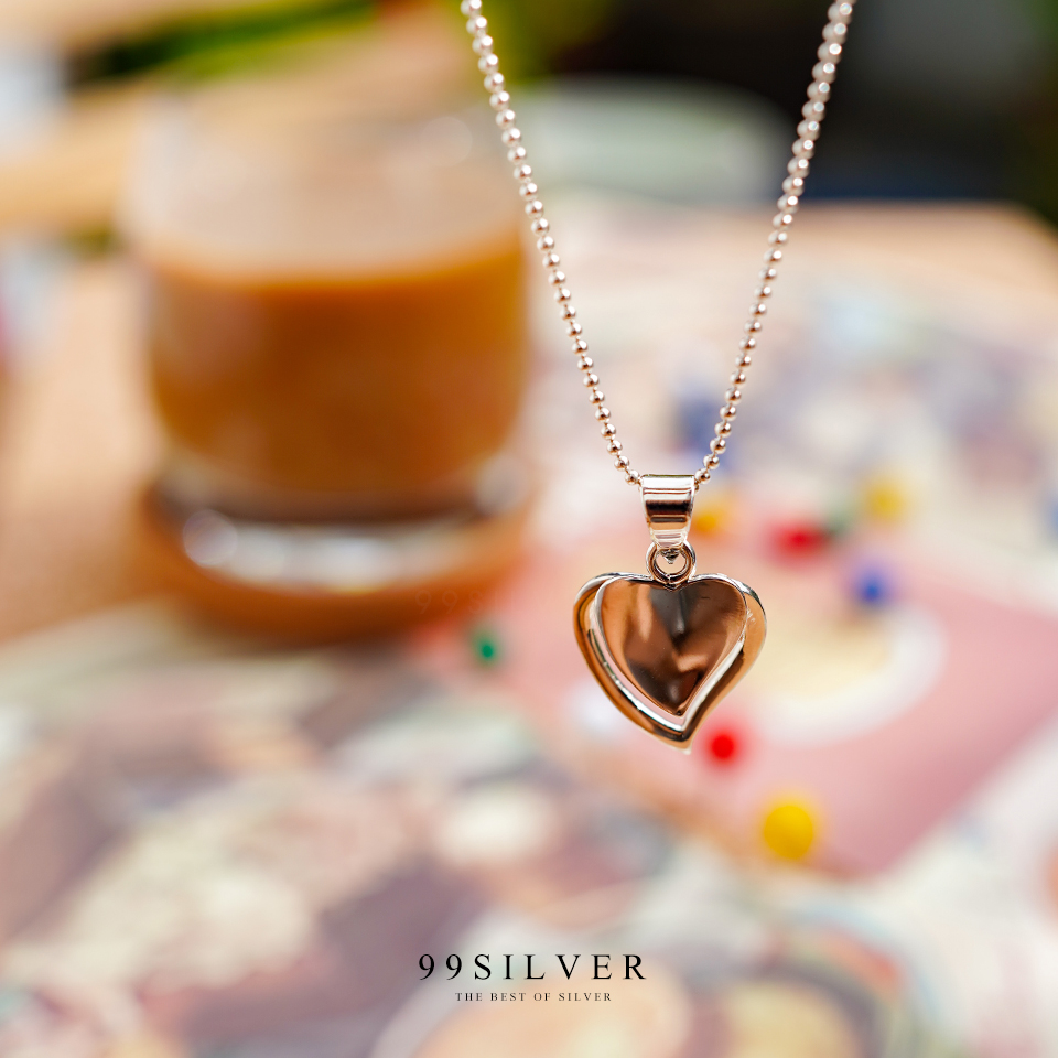 จี้หัวใจซ้อนกัน 2 ชิ้น ชิ้นหน้าเป็นแบบทึบ ชิ้นหลังแบบโปร่ง สามารถสลักชื่อได้