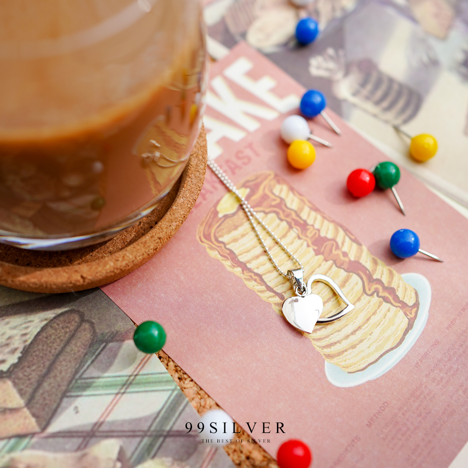 จี้หัวใจซ้อนกัน 2 ชิ้น ชิ้นหน้าเป็นแบบทึบ ชิ้นหลังแบบโปร่ง สามารถสลักชื่อได้