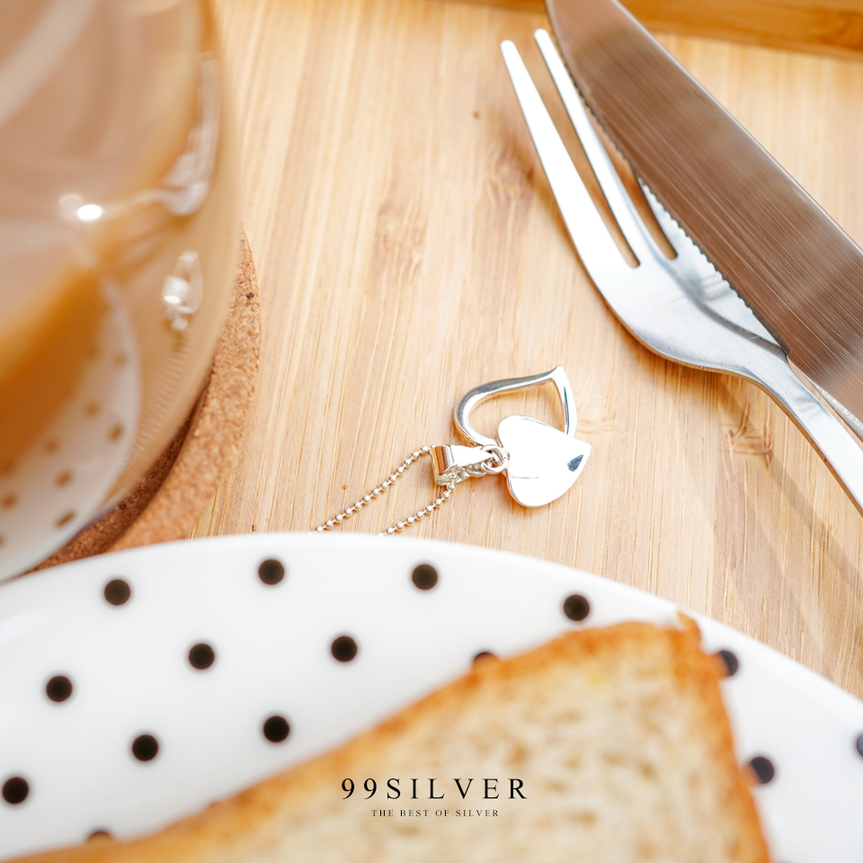 จี้หัวใจซ้อนกัน 2 ชิ้น ชิ้นหน้าเป็นแบบทึบ ชิ้นหลังแบบโปร่ง สามารถสลักชื่อได้