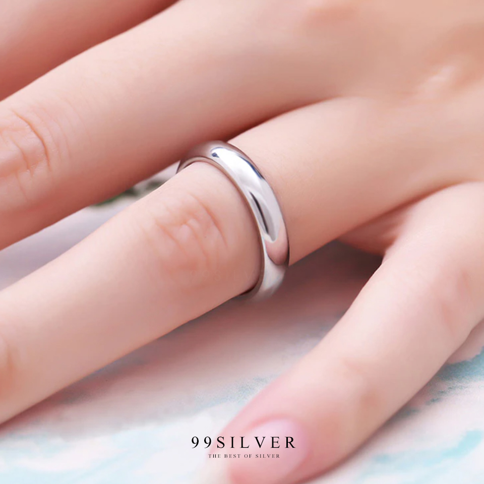 แหวนสแตนเลสแท้หน้ากว้าง 4 มิลลิเมตร ผิวเงาทรงโค้ง สลักอักษรสีดำ