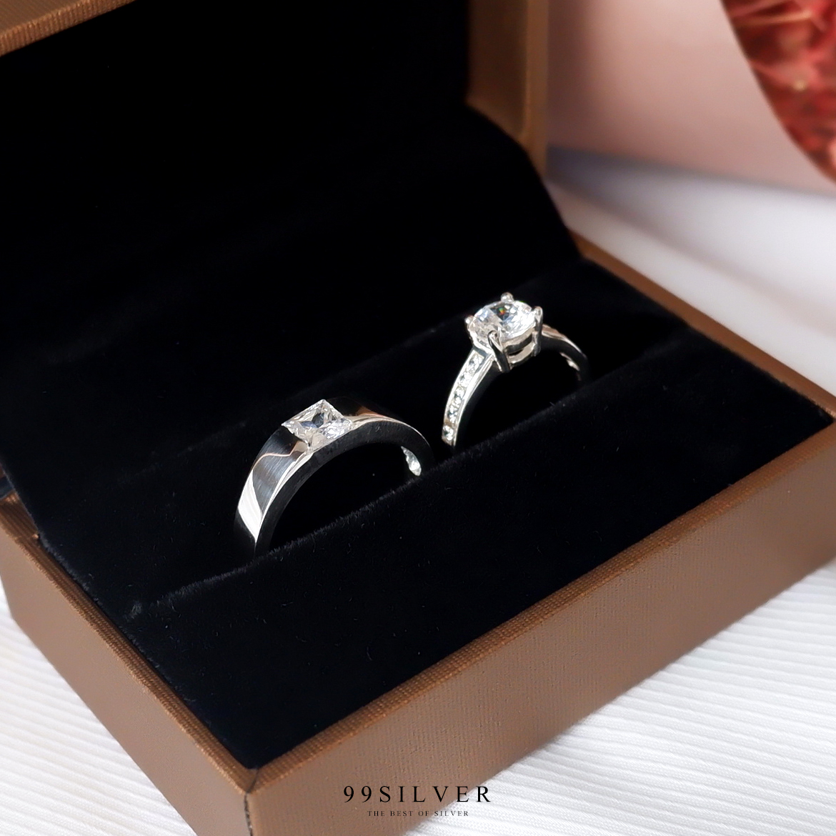 แหวนคู่รัก เพชรเม็ดเหลี่ยม Diamond Cut และเพชรชู 5 มิลลิเมตร