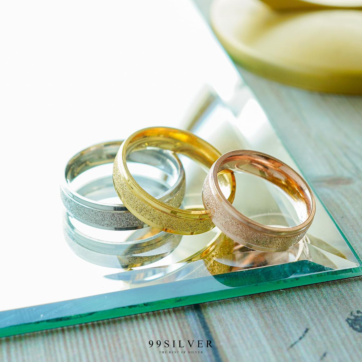 แหวนสแตนเลสแท้หน้ากว้าง 6 มิลลิเมตร ขอบละระดับ ผิวประกายกริตเตอร์