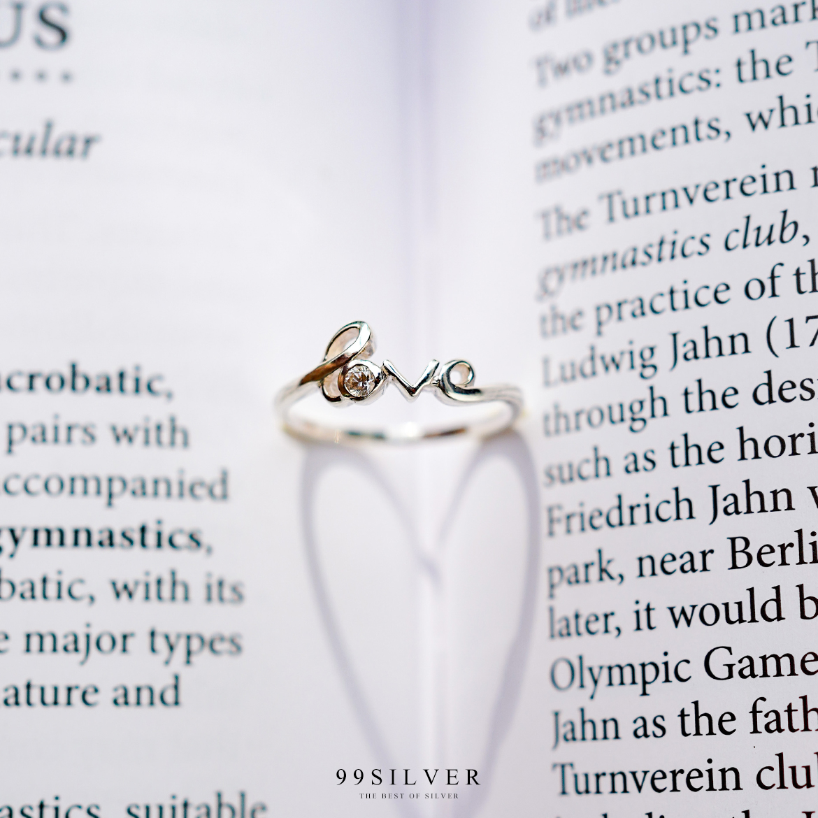 แหวน Love ประดับ Cz Swiss แท้ 1 เม็ด ตัวเรือนเงินแท้ดัดเป็นอักษรสวยงาม
