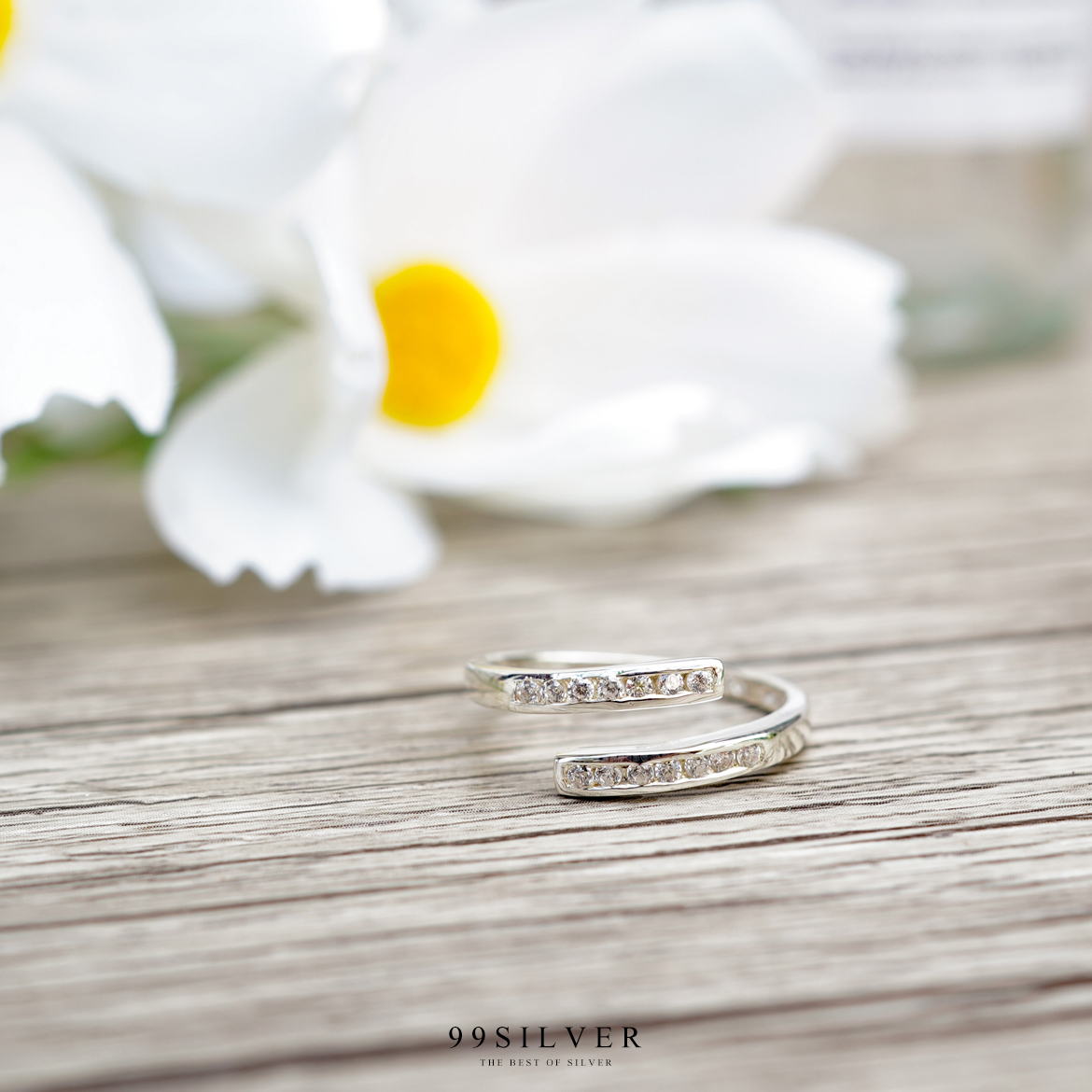 แหวนเพชรทรงไขว้ ตัวเรือนเงินแท้ฝังด้วย Cz Swiss สีขาว ดีไซร์สวยใส่ง่าย