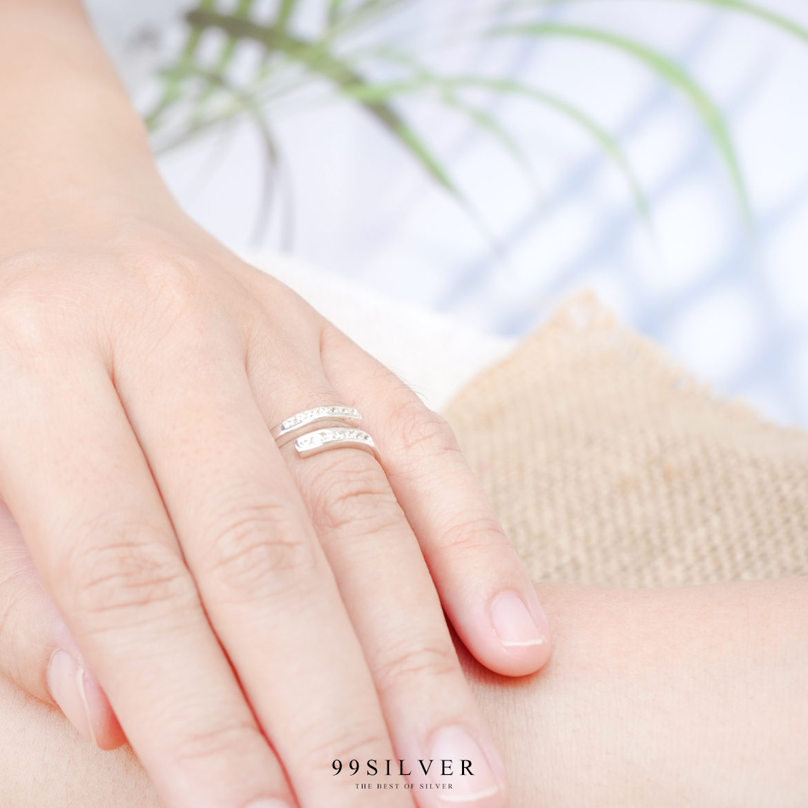 แหวนเพชรทรงไขว้ ตัวเรือนเงินแท้ฝังด้วย Cz Swiss สีขาว ดีไซร์สวยใส่ง่าย