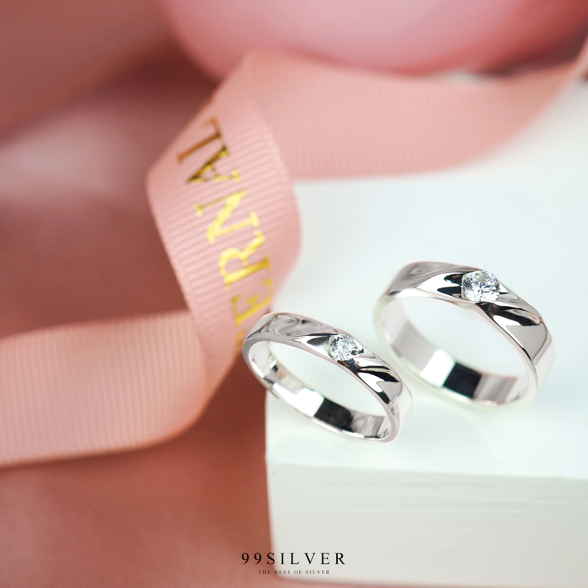 แหวนคู่รักตัวเรือนทะแยงประดับพลอยเม็ดกลม 3.5 และ 5 มิลลิเมตร สวยงาม