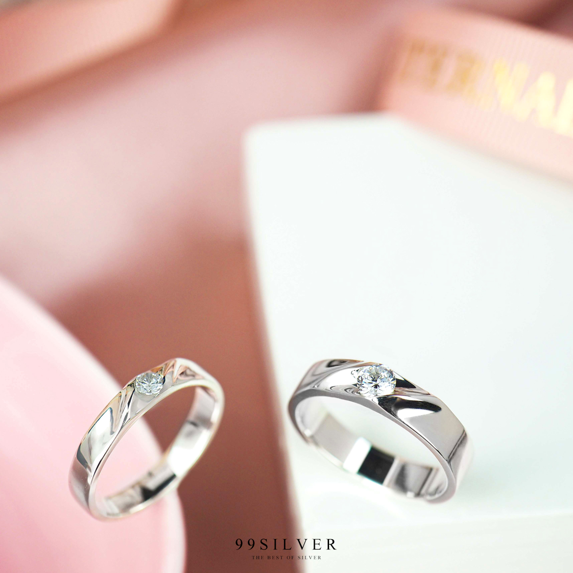 แหวนคู่รักตัวเรือนทะแยงประดับพลอยเม็ดกลม 3.5 และ 5 มิลลิเมตร สวยงาม