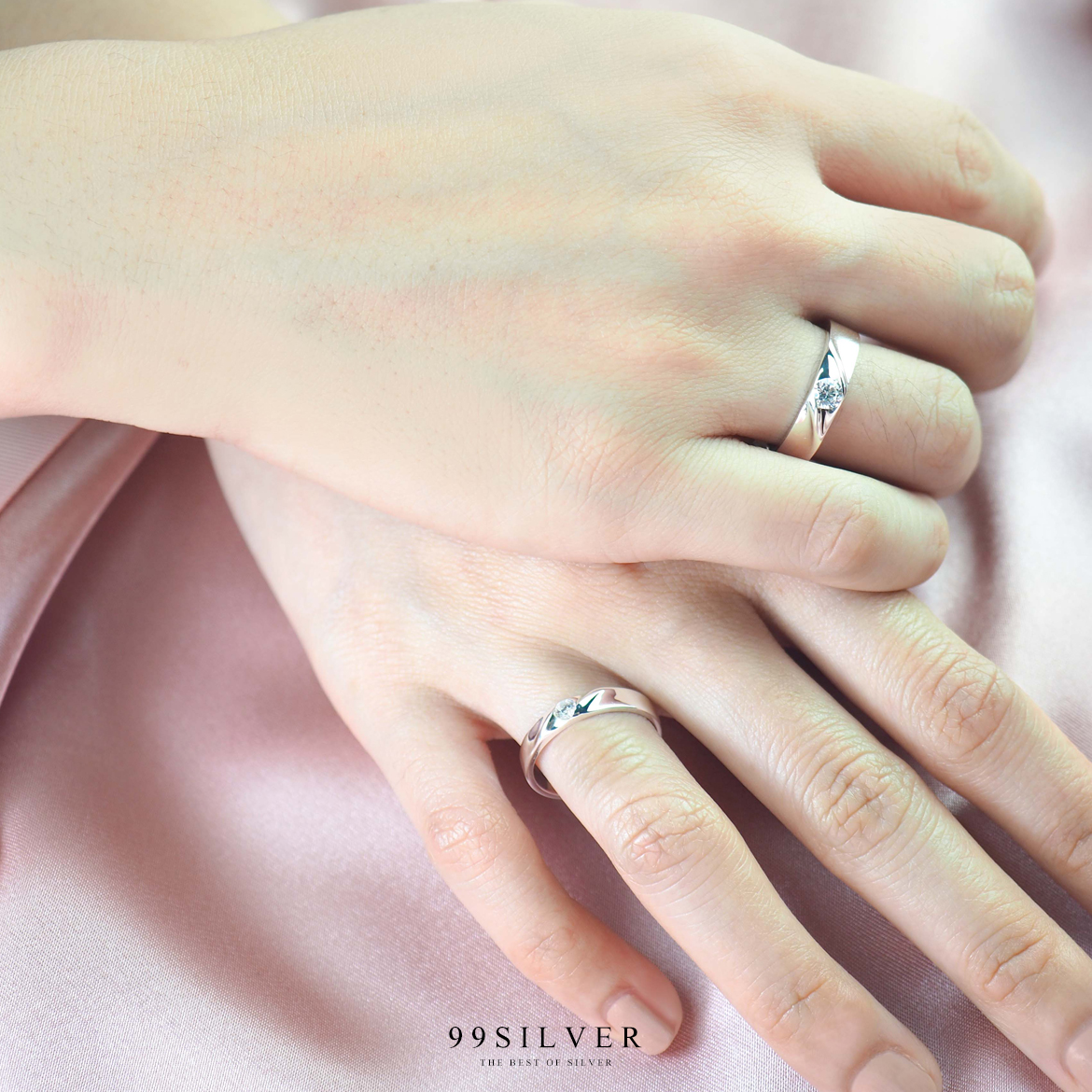 แหวนคู่รักตัวเรือนทะแยงประดับพลอยเม็ดกลม 3.5 และ 5 มิลลิเมตร สวยงาม