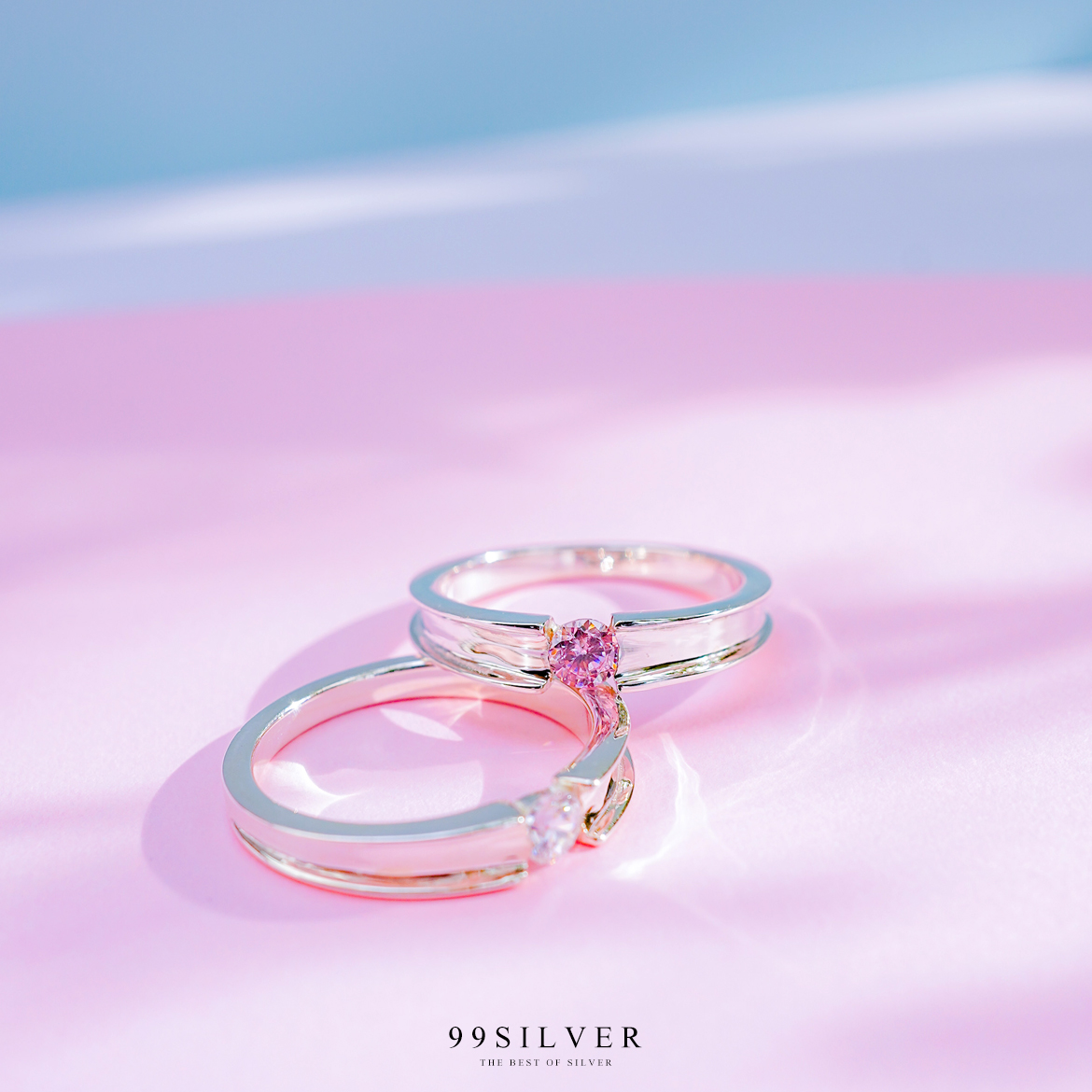 แหวนเงินแท้ตัวเรือนยกขอบกว้าง 3-4 มิลลิเมตร ฝังเพชร 1 เม็ด ทรงกลม 