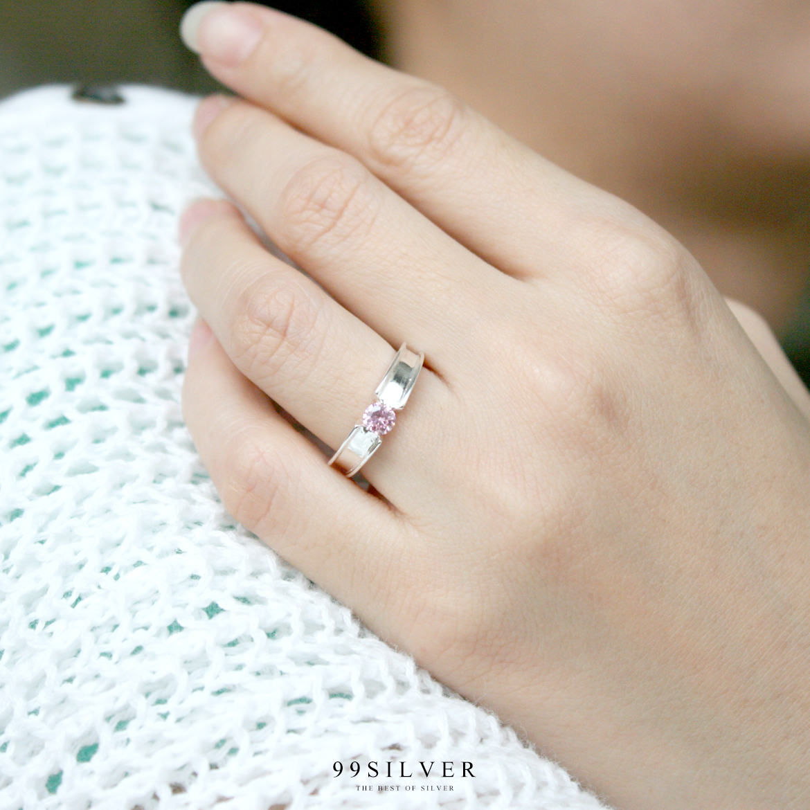 แหวนเงินแท้ตัวเรือนยกขอบกว้าง 3-4 มิลลิเมตร ฝังเพชร 1 เม็ด ทรงกลม 