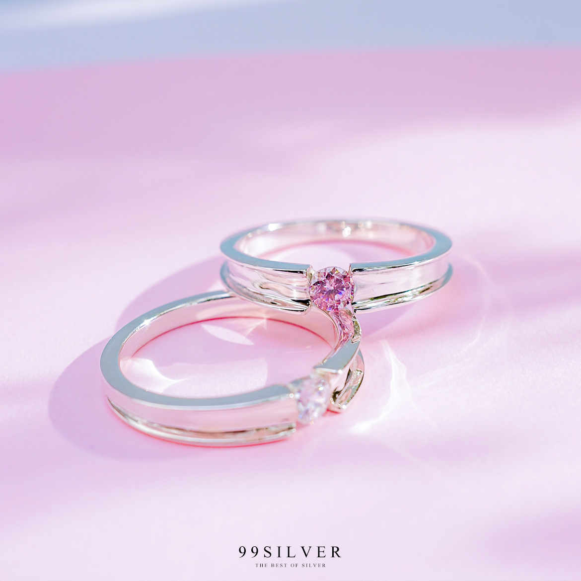 แหวนเงินแท้ตัวเรือนยกขอบกว้าง 3-4 มิลลิเมตร ฝังเพชร 1 เม็ด ทรงกลม 