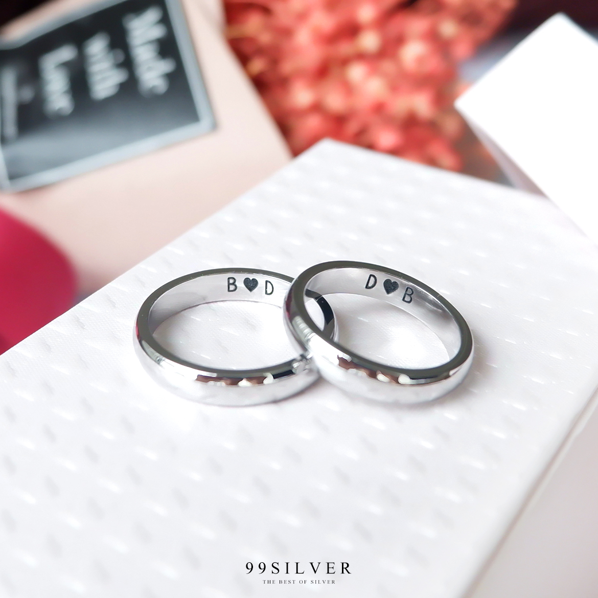 แหวนสแตนเลสแท้หน้ากว้าง 4 มิลลิเมตร ผิวเงาทรงโค้ง สลักอักษรสีดำ