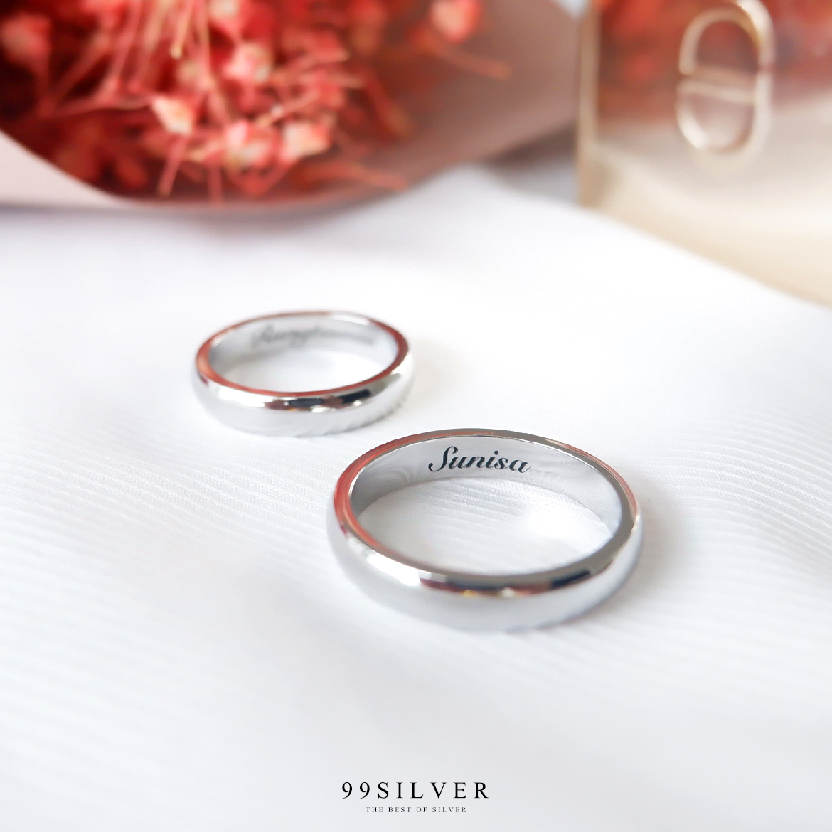 แหวนสแตนเลสแท้หน้ากว้าง 4 มิลลิเมตร ผิวเงาทรงโค้ง สลักอักษรสีดำ