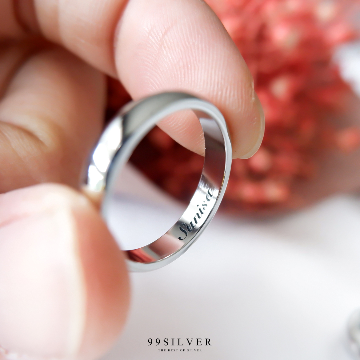 แหวนสแตนเลสแท้หน้ากว้าง 4 มิลลิเมตร ผิวเงาทรงโค้ง สลักอักษรสีดำ